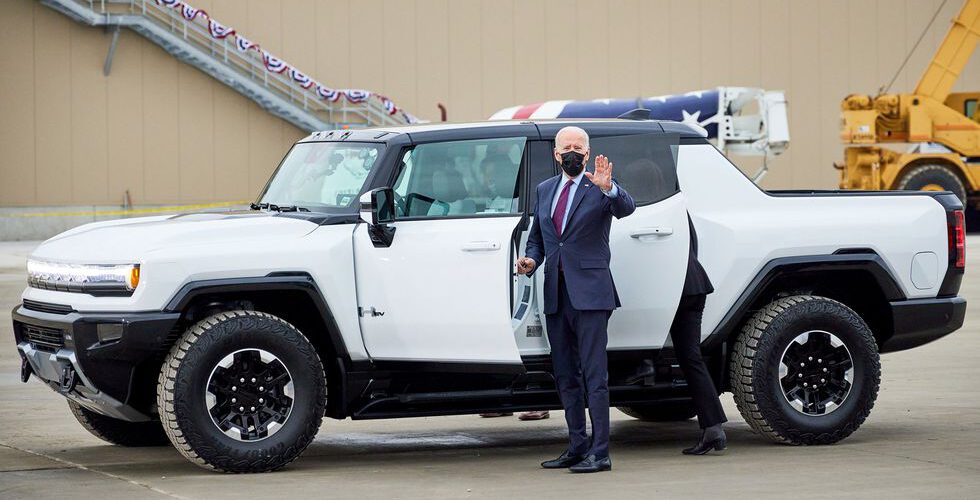Joe Biden conduce el Hummer EV en la apertura de Factory ZERO
