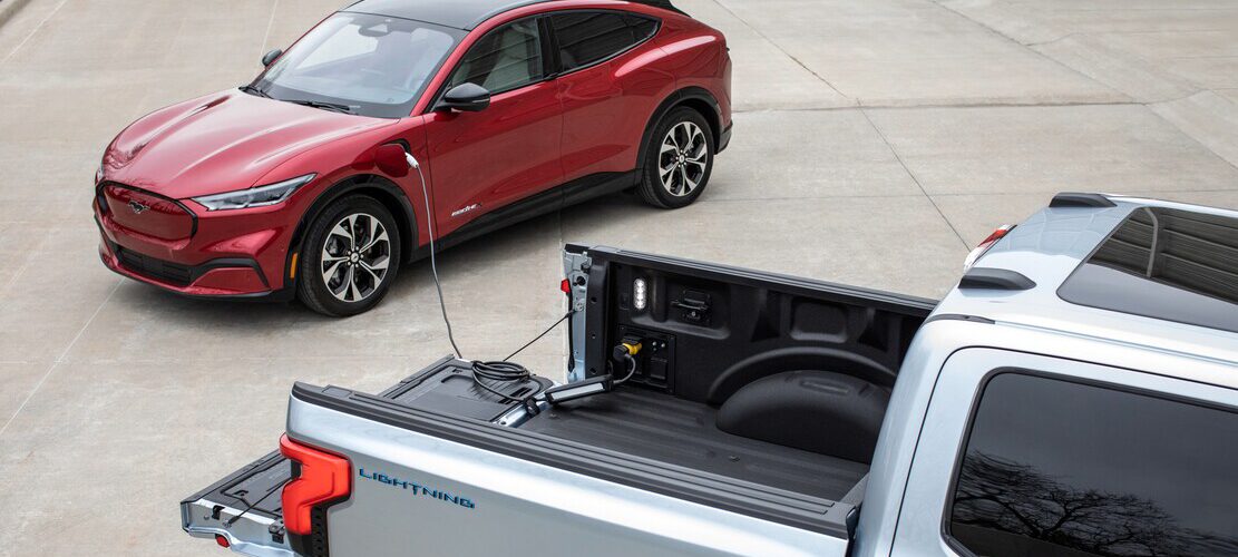 La Ford F-150 PowerBoost Hybrid y el Lightning EV 2022 pueden cargar otros vehículos eléctricos.