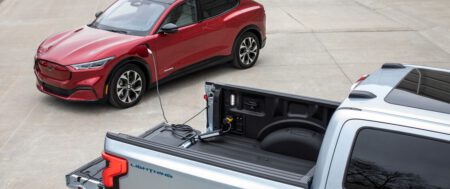 La Ford F-150 PowerBoost Hybrid y el Lightning EV 2022 pueden cargar otros vehículos eléctricos.